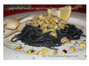 Spaghetti al nero con ragù in bianco di seppie,pistacchio e zucchine